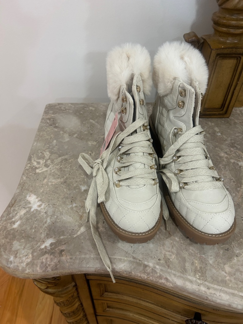 Juicy Couture Cream Quilted Fur-Trim Lace-Up Winter Boots